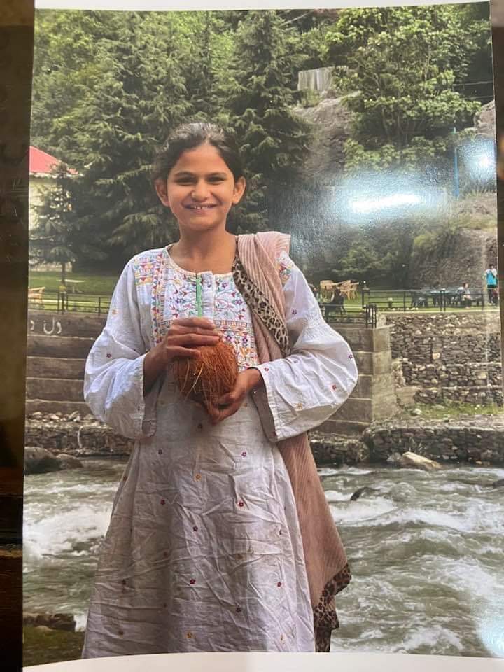 یہ 12 سالہ بچی مسکان ایک مہینے سے اغوا ہے ، ڈیفنس c تھانہ لاہور کی حدود میں ایک گھر میں ملازمہ تھی ، گھر کے مالک کا کہنا ہے گم ہوگئی تو ہوگئی اس میں کیا بڑی بات ہے۔پولیس نے خود اس بچی کے خلاف چوری کا مقدمہ درج کردیا ، 
اس کے باپ نے اس کی بازیابی کیلئے مقدمہ درج کروایا تو