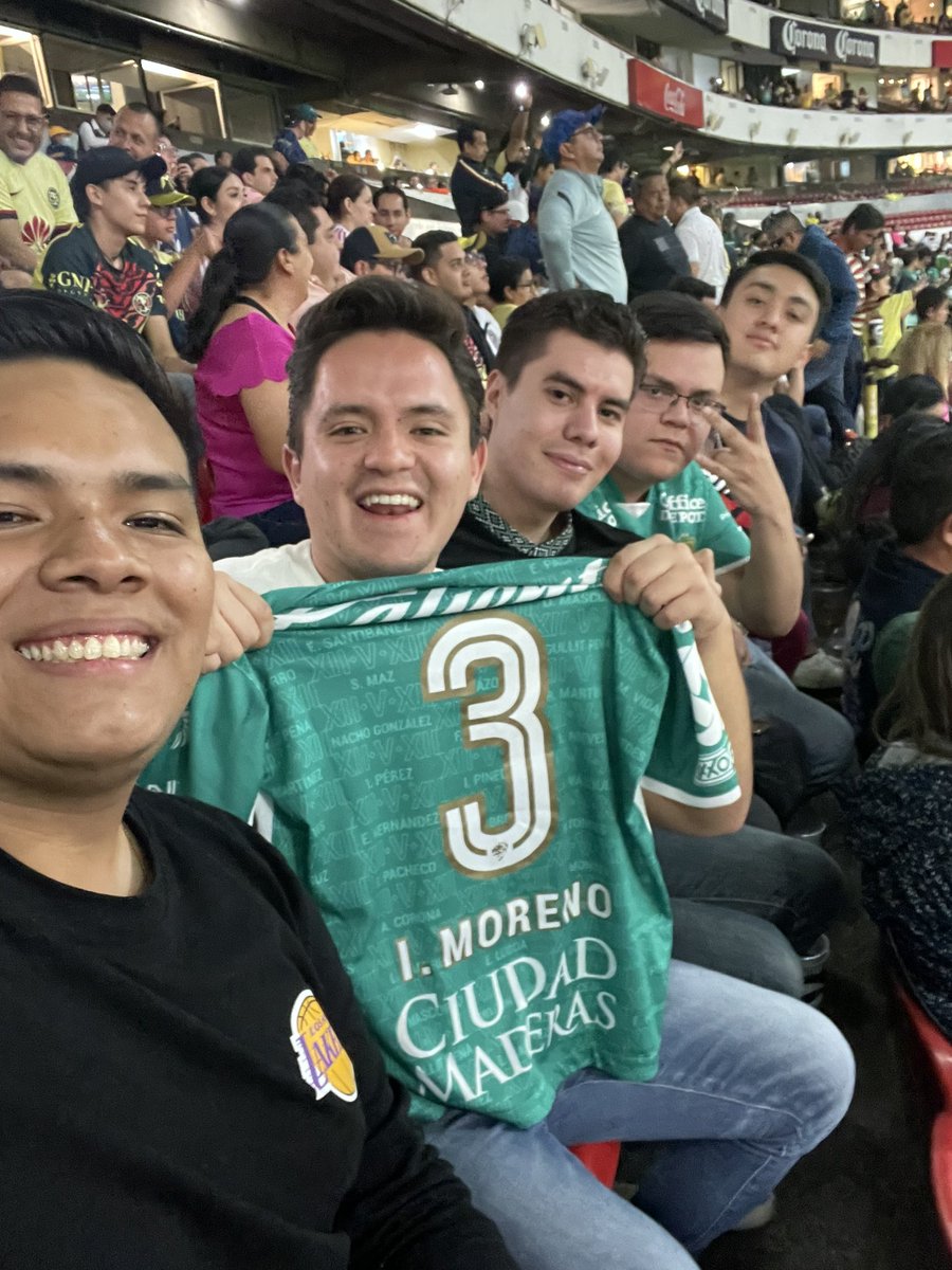 Luis_Luco's tweet photo. En familia viendo al mejor lateral derecho mexicano @ivanjmf_17 https://t.co/SiRaxroYex