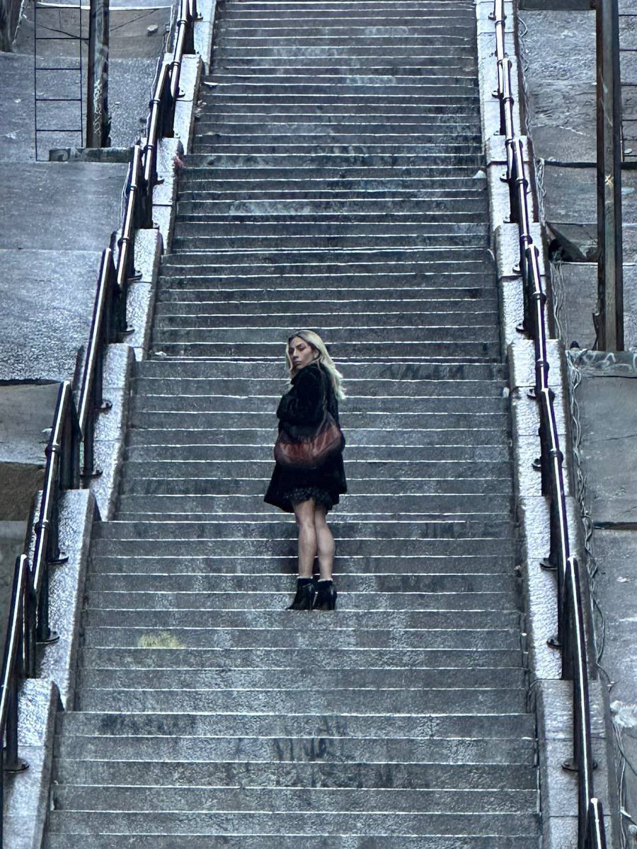 levmauc's tweet photo. La foto del día: Lady Gaga filmando una escena de JOKER 2 en las escaleras del Bronx. https://t.co/oYnjkX2pHg