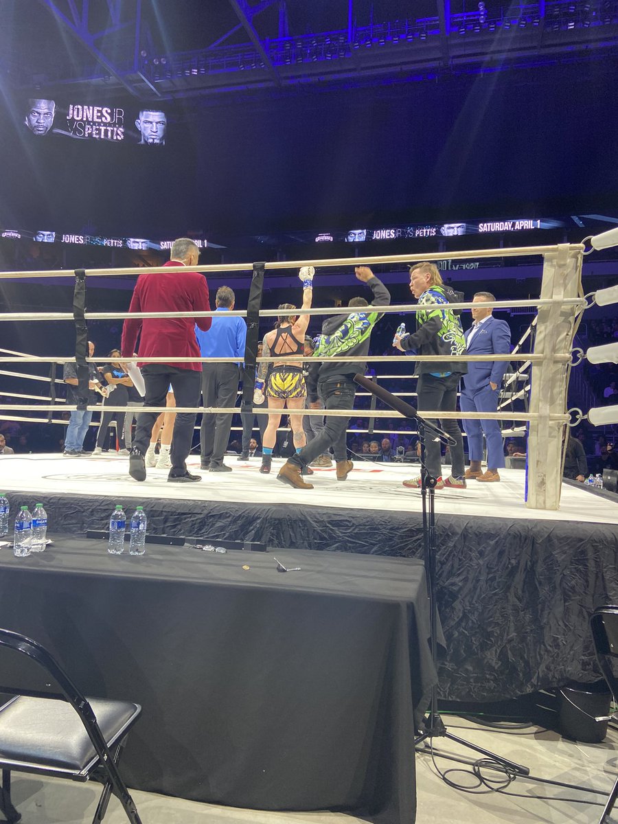 1realboxingfan's tweet photo. Gina Manzany scores a MD decision over Peal Gonzalez in a bloody war. The scores were 57-57, 59-55, 58-56. What a pro debut for Manzany and a well deserved victory. #GamebredBoxing4 #boxingguru #MMA #boxing https://t.co/1V73GNjYnq