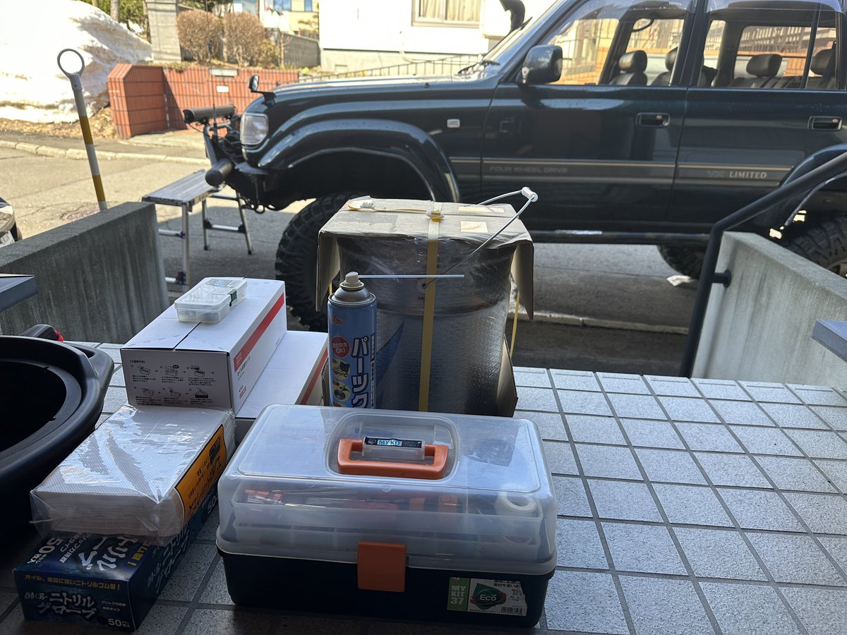 uesuke7's tweet photo. こんにちは🙇♂️
ランクル80のオイルが届いたのでオイル、エレメント交換開始🎉
オイル抜きはチョボチョボになってからが長い😅 コーヒーを一杯飲む時間はあります☕️🎶
#ランクル80
#HDJ81V
#1HDt
#オイル交換
#エレメント交換 https://t.co/PQ1kv75qwm