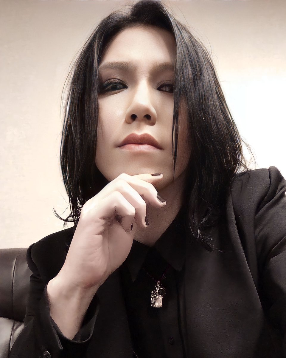 Boa noite, sras e srs!
Bem vindos ao Asmodeus's Salon!
Eu e meus meninos, iremos fazer de tudo pra que vocês saiam daqui sacados...
Mo-lha-di-nhos!
E quero avisar que quem manda nesse puteiro aqui sou eu!