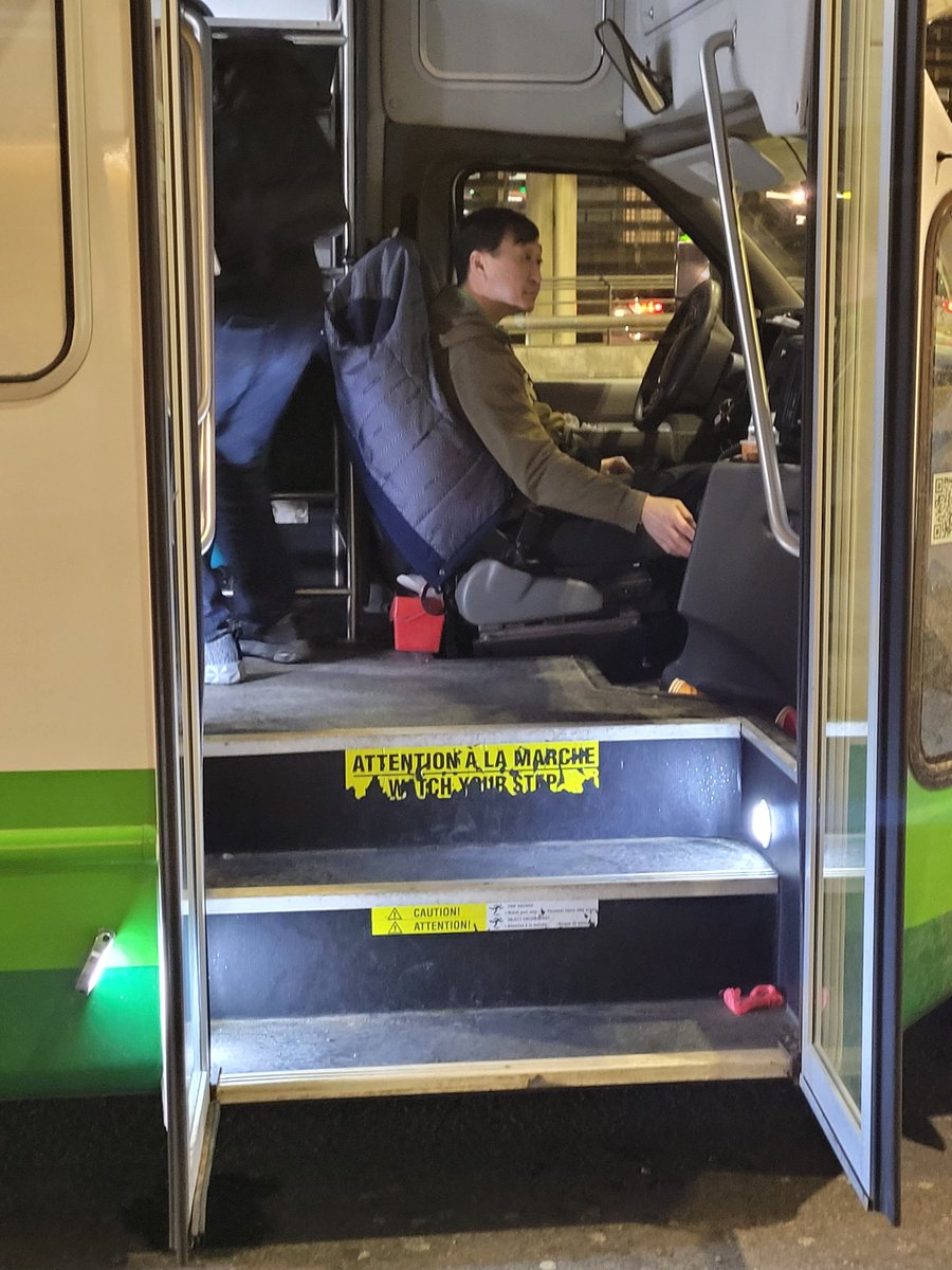 NeilYapp's tweet photo. So when did @ParkNFlyCA stop picking up Valet customers on their economy shuttles? I use you all the time? #customerservice  #wow https://t.co/7iTtWnEpiT