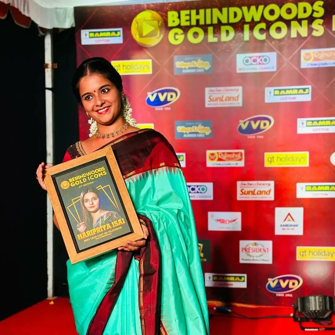 freetimeoff's tweet photo. The stars of your favorite ETHIRNEECHAL serial have won awards in the category of Best lead cost on television at the Behindwoods Gold Icon Awards.
#SunTV #ETHIRNEECHAL #SunTVserial #Behindwoods #GoldIcon #GoldIconAwards #BehindwoodsAwards https://t.co/ZNdgTJTCAo