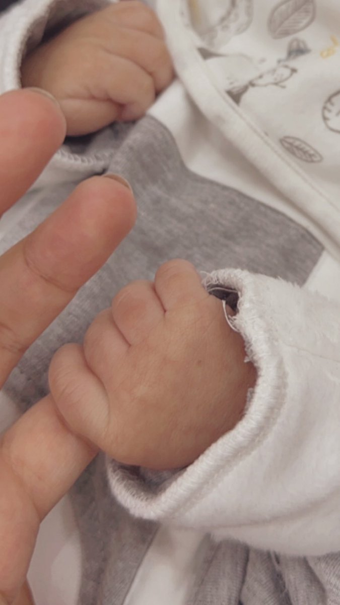 كنت لا أصدق كيف يتسع جوف المرء ، لحب اثنين و أكثر  و لكن بعد ما نبضَت داخلي واتت قطعة أخرى من روحي علمت أن الأم وحدها تستطيع أن تحمل كل هذه المشاعر اللذيذة 🤍