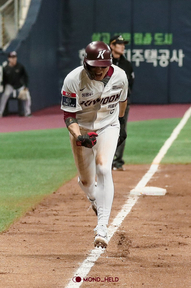 mond_held's tweet photo. 5년 전 개막전과 올해 개막전 #이정후 
그동안 메인 스폰서가 바뀌고 올해는 유니폼에 주장 패치가 붙게 되었다. 
'많은 것들이 변했어도 아직 변하지 않은 것들이 있다'며 마음 깊이 팬들을 위로해주고 또 기쁘게 해주고 있어 늘 고마울 뿐!🍀

#키움히어로즈 
2018.3.24 고척
2023.4.1 고척 https://t.co/WZEKyuD2MP