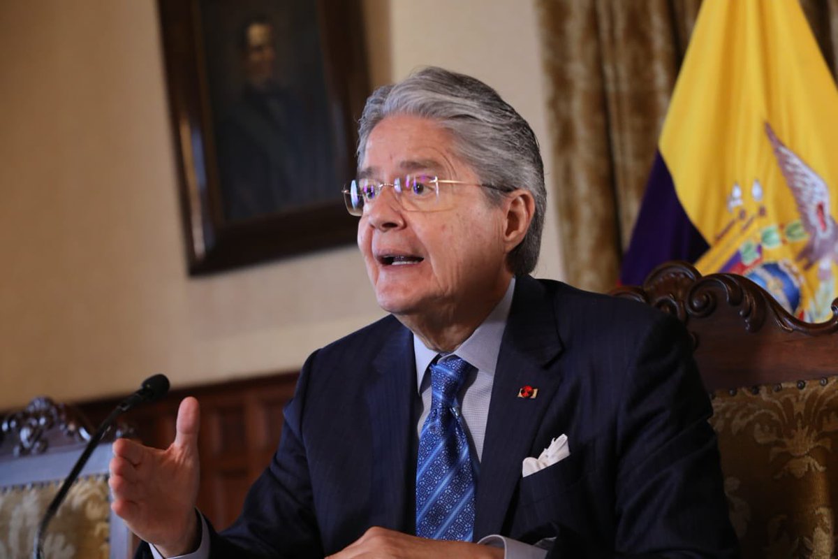 LoUltimoEc's tweet photo. 🔴 Ahora | En cadena Nacional, el presidente de Ecuador Guillermo Lasso anunció que mediante decreto autoriza la tenencia y porte de armas de uso civil de acuerdo con requisitos de ley y gas pimienta. Además que guardias de compañía de seguridad podrán portarlas. https://t.co/AIvRK4d9R3