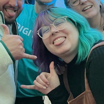 on that note… #NewProfilePic ft. me drunkenly throwing up the shaka hand with a bunch of customers and partners (i’m the most professional person ever i know)