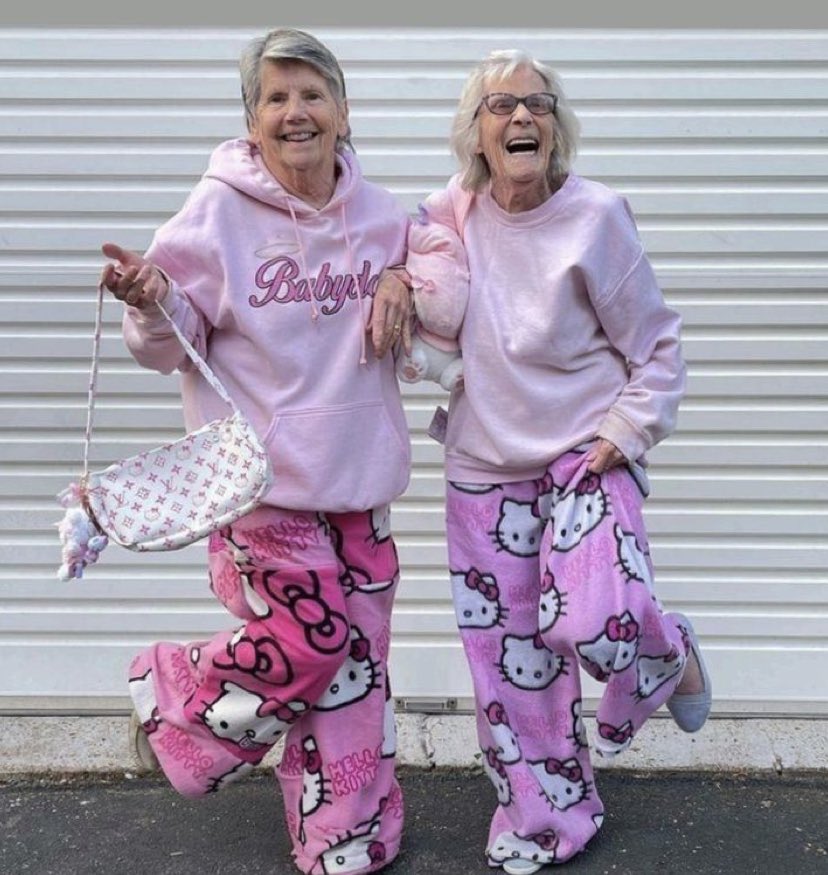 Ireeneee06_'s tweet photo. @ssaara_00 y yo cuando seamos abuelas https://t.co/ryrzUMiufr