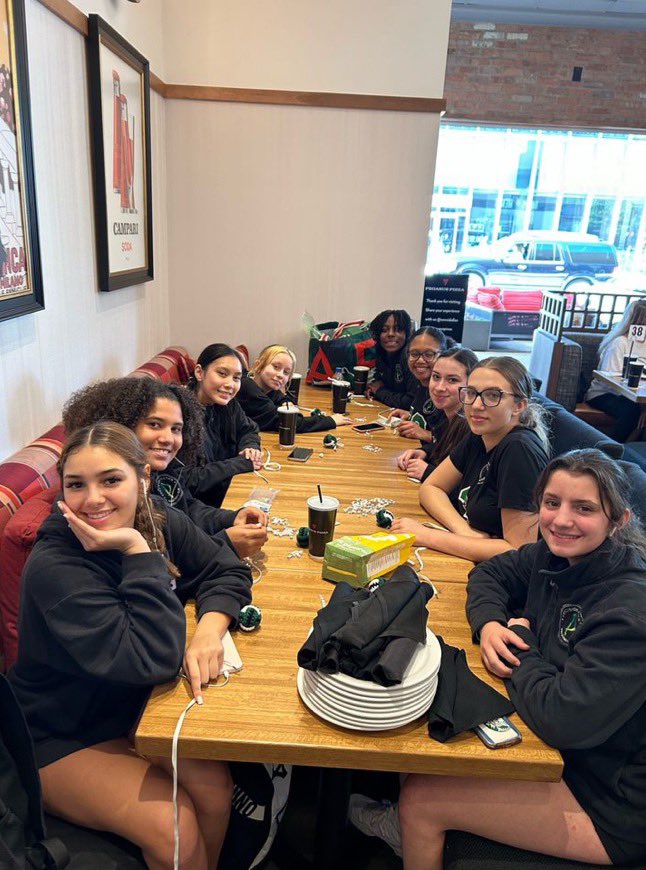 MilayaGraves's tweet photo. Day 1 #LoneStarClassic 🏐 #PAVC #16U #TeamBonding https://t.co/uVqENgwSdO