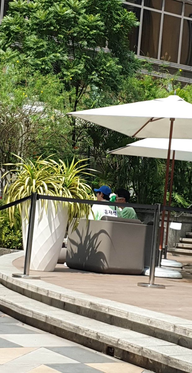 CamoteMaria's tweet photo. Not YJ related but keep wondering what's with koryan crew doing here in Sheraton Manila then suddenly the cast of Running Man walked and lounging  by the pool side. Song Ji-hyo is so puti and pretty!

Ang higpit ng bodyguards po.. https://t.co/CzkeGztojE