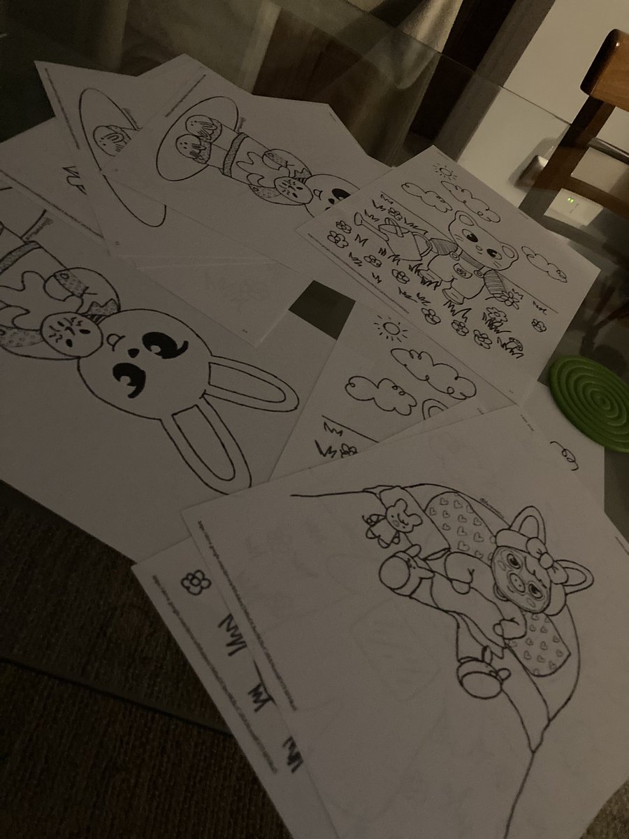 han2bme's tweet image. “los jovenes de hoy en día son muy agresivos”

los jovenes: /t pintan un skzoo cuando se estresan