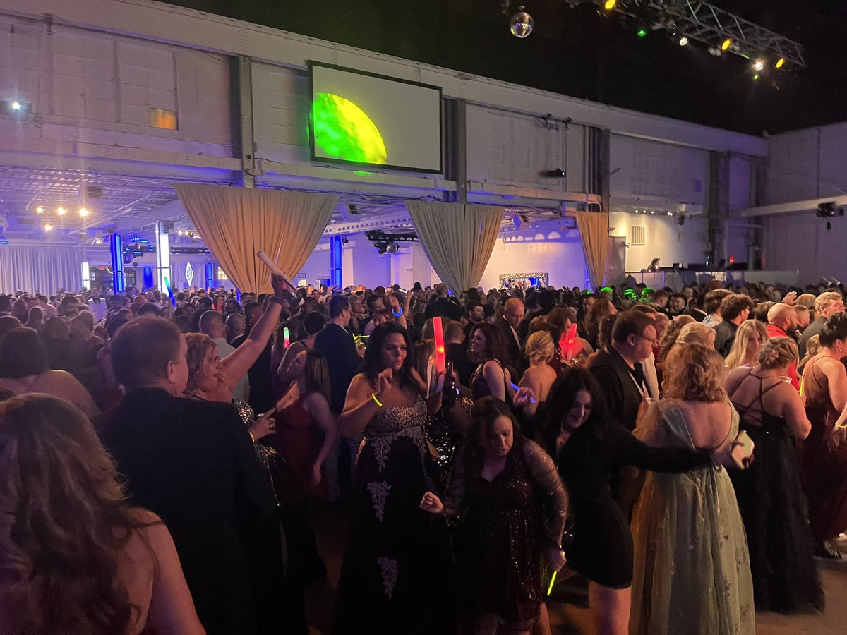 995zpl's tweet photo. 360Β° pics by Christopher Jones, bevs by @JackDaniels_US, and an overall AMAZING night with @smileyradioshow and @hensleylegal π #smileyprom https://t.co/6XnF6ZD7ue
