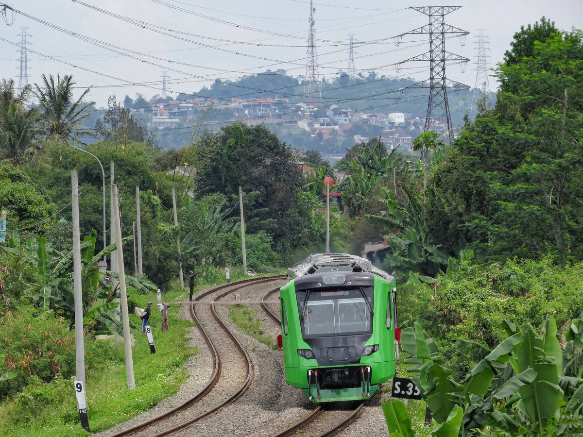 sayahanyaaa's tweet photo. Benda itu berwarna hijau
UJICOBA KRDE ME-204 | Bandung - Padalarang
@keretaapikita @KAI121 @jalur5_ @ptinka #kereta #keretaapi #dmu #krde #ujicoba #canon #photography #train #kcic #bandung #padalarang #jawabarat https://t.co/l5u0Hk3IDP