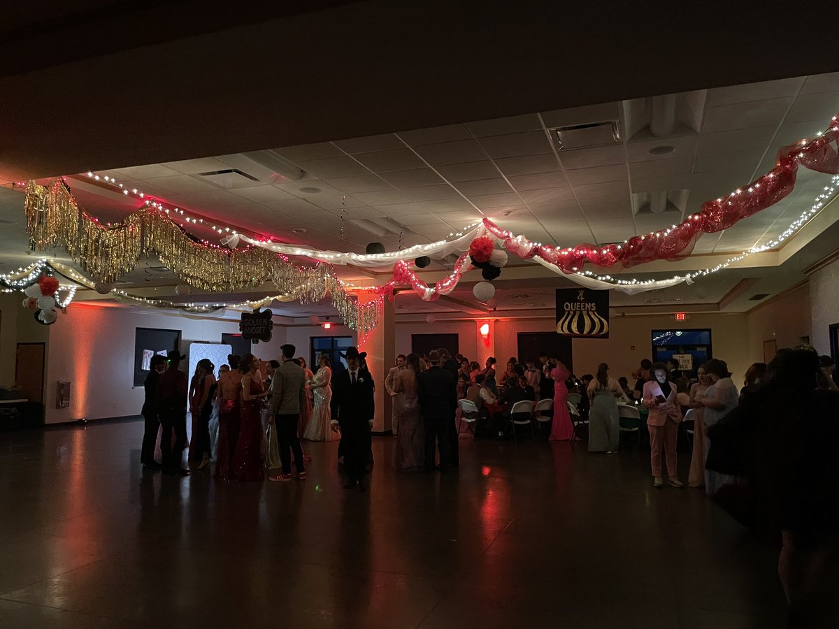 JulieSchrum320's tweet photo. Prom is off too a great start! https://t.co/0GoRdIyzfI