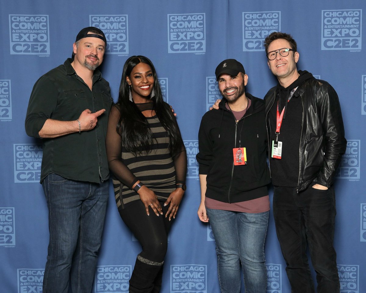 Leilani_Nichlle's tweet photo. @michaelrosenbum @c2e2 You and Tom made me smile! I'm glad I finally got to tell Tom how to properly pronounce my name. 😉 That made my year. I can't wait to see you guys at a Smallville Nights soon! #c2e2 #TalkvillePod
#ClarkAndLex https://t.co/u9shLueJZo