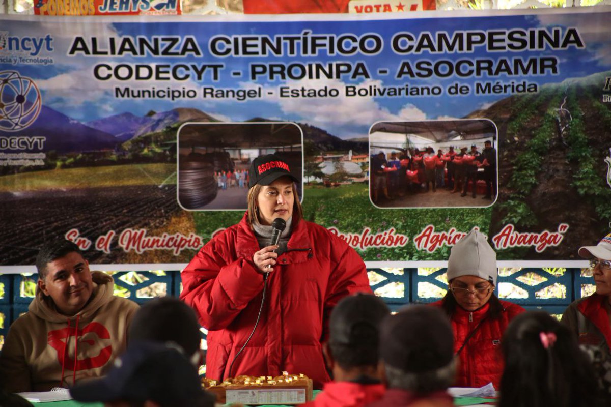 Mincyt_VE's tweet photo. #EnFotos | Como parte de la Alianza Científico Campesina entre @Codecyt @Proinpa y @Asocramr la Ministra @Gabrielasjr y @jehysonguzman hicieron entrega de 20.2 kilómetros de tuberías para revitalizar el Sistema de Riego en el Municipio Rangel del estado Mérida
#OfensivaMoral https://t.co/KaqCGSFS0p