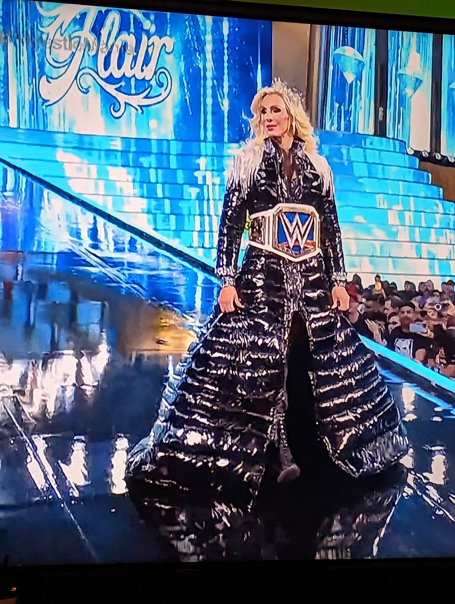 bilham36's tweet photo. Arsène Wenger chic #WrestleMania39 https://t.co/o0X6YaZkU3