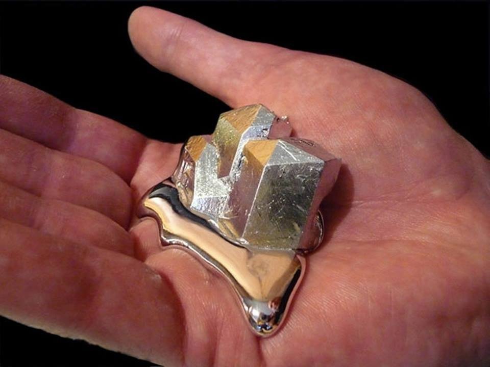 EnsedeCiencia's tweet photo. Hay un metal llamado galio que se funde a 29.7ºC, por lo que puedes fundirlo sujetándolo con la mano. https://t.co/TnaHVv2PoW