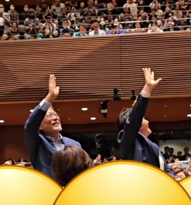 이런 분위기 좋지 않습니까. 
환영 받으시는 대통령님과 여사님. 통영국제음악제  개막식.