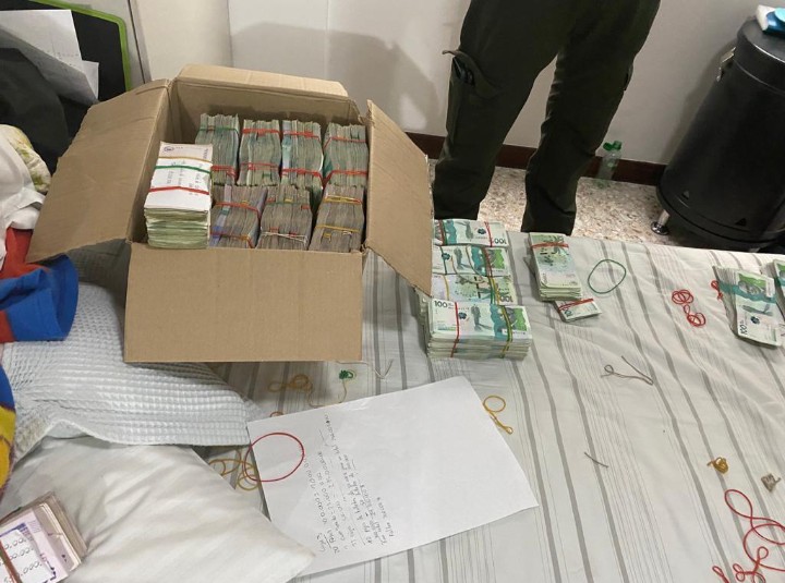 Mamertos0's tweet photo. Hacia años que no se veían decomisos de dinero en efectivo como este, casi 14.000 millones de pesos fueron incautados en Medellín al Clan del Golfo en pleno año electoral, así se golpea duro las finanzas del crimen organizado y también a sus aliados políticos. https://t.co/bNZxCfLgyB