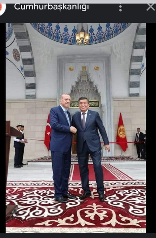 Burası bir cami, kilise değil. Ahhh seccade munitçileri sizi ahh.
Sahi sizler hangi dinden ilham alıyorsunuz.