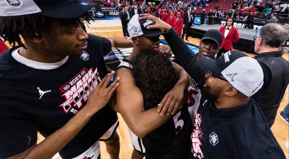 During one of their calls, Lamont Butler Jr. reminded his dad that he once promised he was going to play for a national title, a conversation that still gives Butler Sr. chills.

🔗 A reflection on the journey from backyard hoops to NCAA’s big stage: bit.ly/3ntJHQp