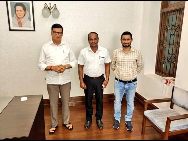 LopesRowland's tweet photo. वसई विरार जिल्हा युवक काँग्रेसचे मा.अध्यक्ष @kuldeepvartak काँग्रेसचे निष्ठावान कार्यकर्ते सतत लोकांसाठी उपलब्ध असून लोकांचे विचारपूस करून त्यांचे कामे मार्ग लावण्याचा प्रयत्न करणारे आमचे मित्र यांना वाढदिवसाच्या यांना वाढदिवसाच्या खूप खूप शुभेच्छा
@INCMaharashtra
@IYCMaha https://t.co/cl1tmV1uWZ