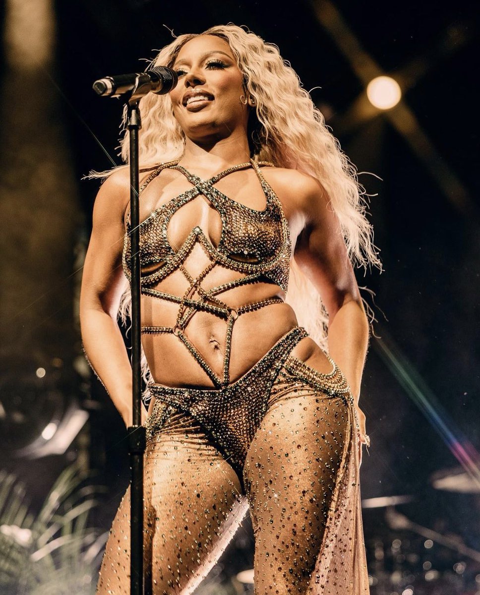 victoriantribe's tweet photo. Victoria performing last night #FirstNightInLA https://t.co/VKPkguF0PK