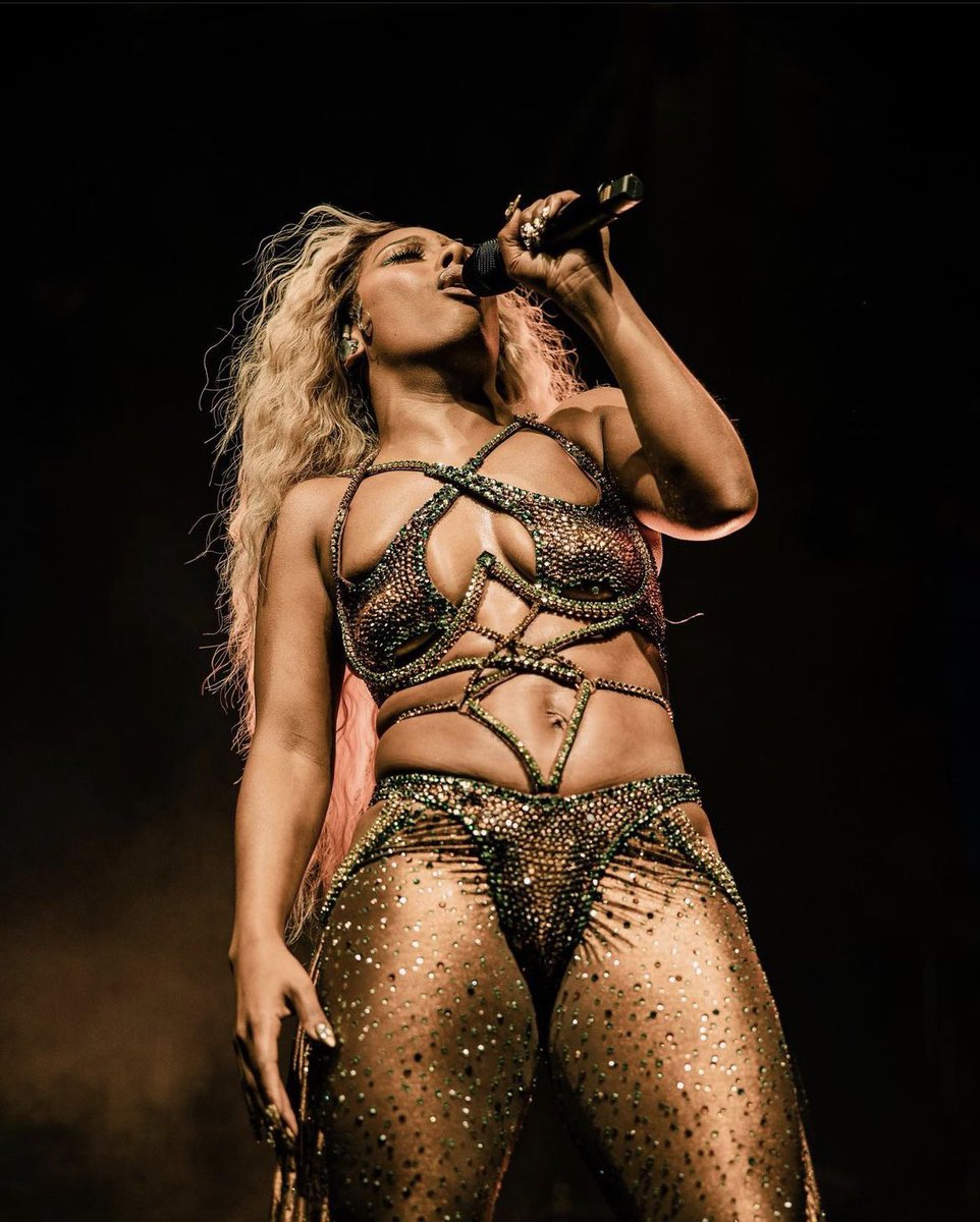 victoriantribe's tweet photo. Victoria performing last night #FirstNightInLA https://t.co/VKPkguF0PK