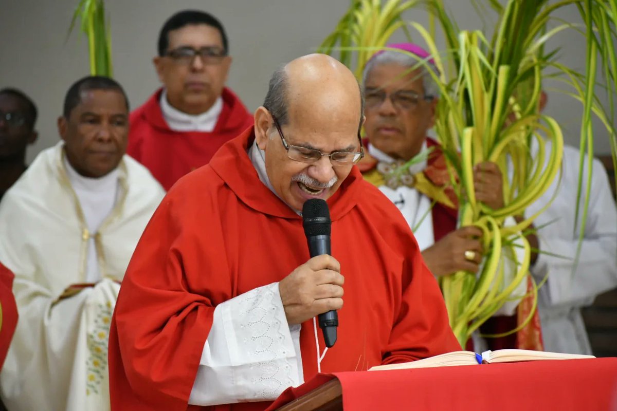 Hoy celebramos la Santa Eucaristía del Domingo de Ramos, dando inicio a la semana mayor en una Eucaristía presidida por S.E.R. Monseñor Francisco Ozoria Acosta, Co-celebrante el Reverendo Padre Kennedy Rodriguez párroco y acompañantes.💒❤️
.
.
.
#SanAntoniortv 
#SantaEucaristia