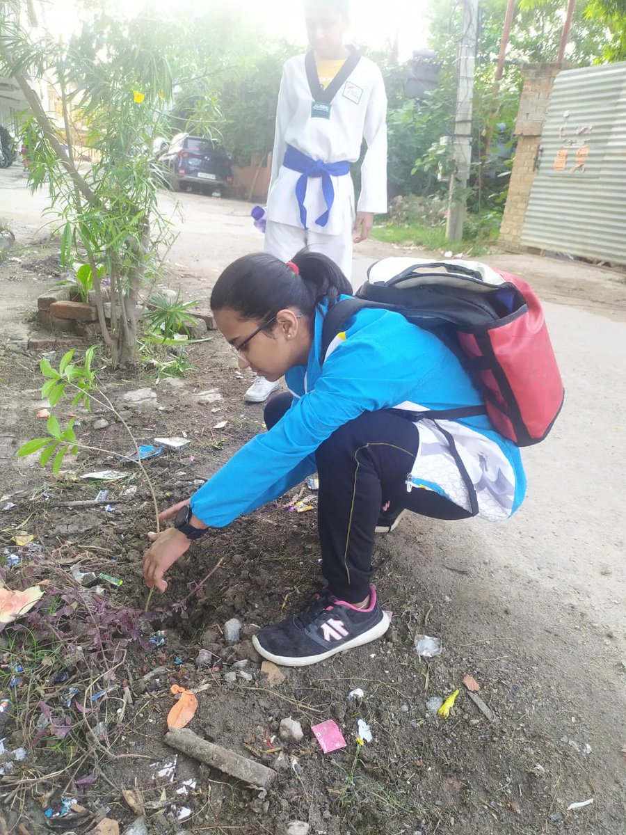 JijiwishaS's tweet photo. Whom all did you fool yesterday?
Instead ever gave thought of making the #Aprilcool?
Sushmita,Manjary,Yashaswi,Suvan,Shruti, Mamta, Vishal,Mitu,Shanti,Rajjan were part of this #communityplantation
How do you find this idea of planting
#jijiwishasociety
#Sustainability #sdgs2030 https://t.co/rf8IlCF1Vd