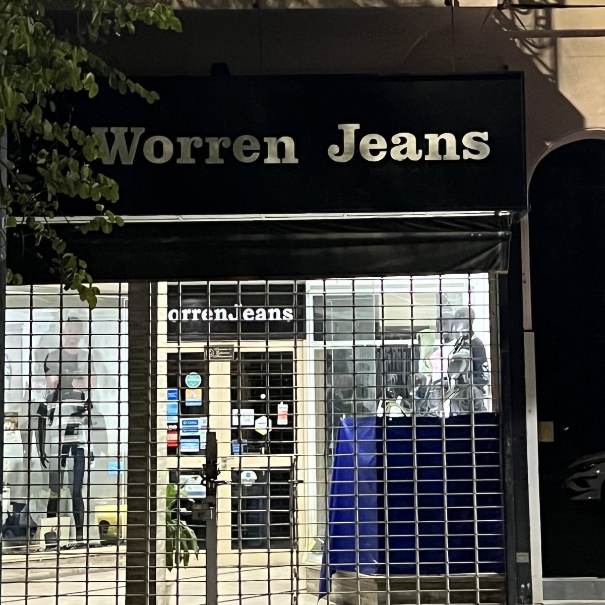 PabloMolinari's tweet photo. Yo era un infeliz. Vivía amargado, vivía sufriendo. Hasta que un día compré estos jeans, y mi vida cambió. https://t.co/3j641OP9Oa