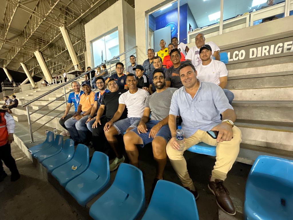 AsoGuayas's tweet photo. Apoyando a la @LaTri ante @FCFSeleccionCol en #SudamericanoSub17 @CONMEBOL principal d AsoGuayas @PICHI_FLOR acompañado d @wpoveda82 d @FEFecuador #OrlandoMieles y #RaulMurillo d @rfortalezaec #MiguelHidalgo d @DeportivoBanife #IvanHurtado #AlejandroKenig #DamianLanza entre otros https://t.co/6IvObZmQnC