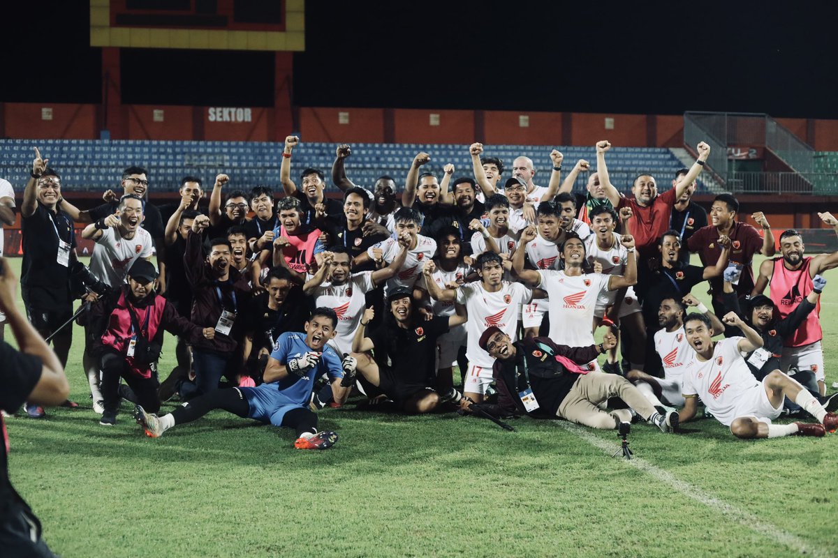 Rezaaryaaa's tweet photo. CHAMPION IS HERE 🏆🥇⭐️🔥
@PSM_Makassar 
#PSM #EwakoPSM #champione https://t.co/Na6KYNLQqP
