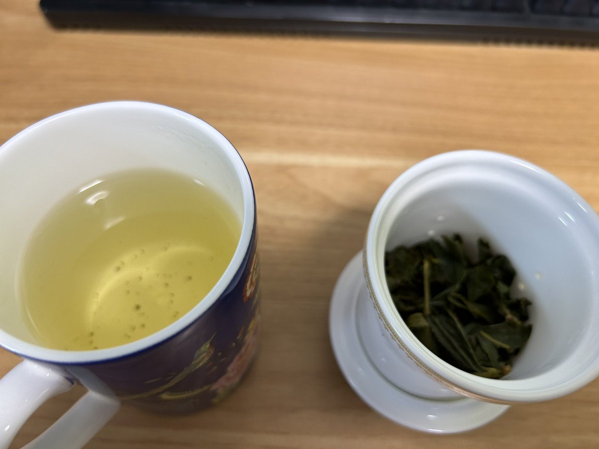 zenpou's tweet photo. 今日は気楽にマグカップでお茶、一煎目だとまだ葉が開き切ってない https://t.co/r8JzV46Exj