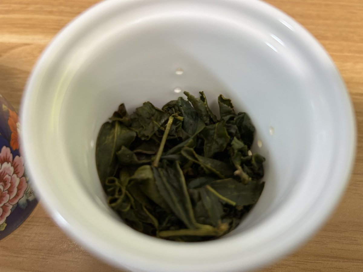 zenpou's tweet photo. 今日は気楽にマグカップでお茶、一煎目だとまだ葉が開き切ってない https://t.co/r8JzV46Exj