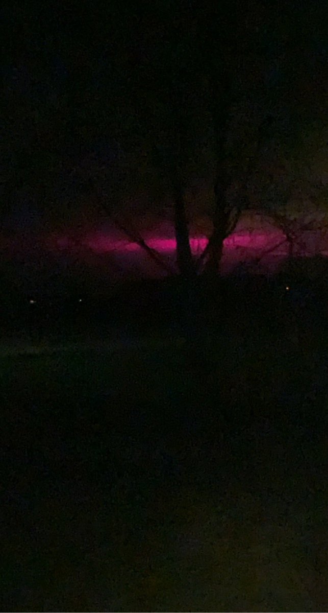 farmgirl444's tweet photo. Last week everyone seen the Northern light in Essex County we have the southern lights #pinkskys #leamingtonlights #southernlights #greenhousecapitalofcanada #essexcounty https://t.co/0PU2fh3WJB