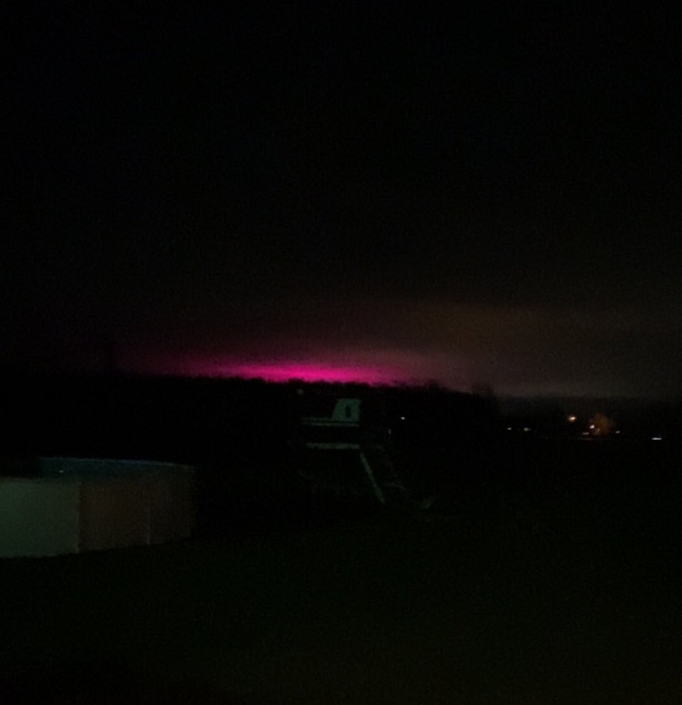farmgirl444's tweet photo. Last week everyone seen the Northern light in Essex County we have the southern lights #pinkskys #leamingtonlights #southernlights #greenhousecapitalofcanada #essexcounty https://t.co/0PU2fh3WJB