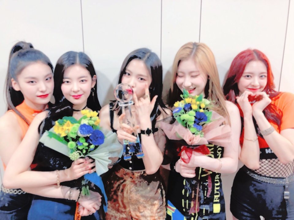 555__doIIies's tweet photo. ㅤ𑁯 . ۫ ⋆ㅤㅤㅤㅤnᥱɯㅤㅤㅤㅤ𓈒 ࣪ ⁀ 🎀 `ㅤㅤㅤㅤ있지.ㅤㅤㅤㅤ✿⃝ `. ║▌ㅤㅤㅤㅤ ᥱvᥱnt ㅤㅤㅤㅤ˖ ࣪ᰍ ۫ ⁎

Era imposible llegar con las manos vacías, es por eso que andamos ya en el #𝙸t𝑧·콘서트·𝚈𝑜𝚞⁩ y le trajimos regalitos a nuestras gemelitas bellas. https://t.co/fNQBgeBgod