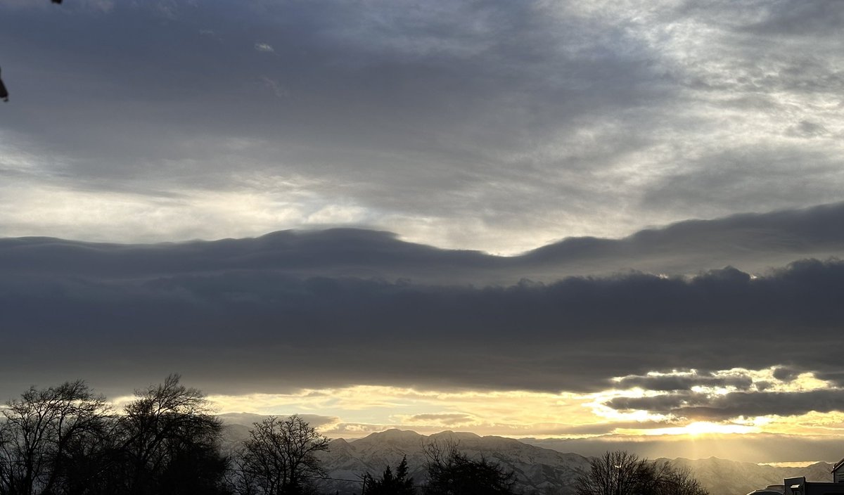 gracefulvibin's tweet image. This evenings sunset peaking through 
#utahsunset