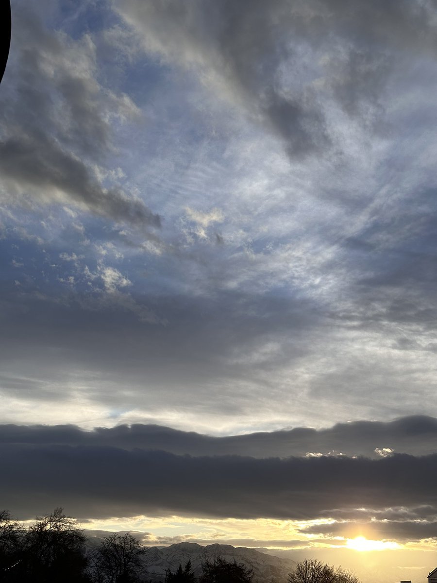 gracefulvibin's tweet image. This evenings sunset peaking through 
#utahsunset
