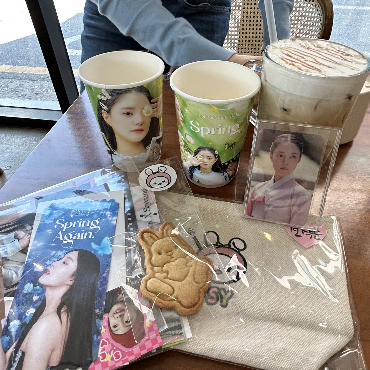 #이세영 데뷔기념 카페🐰
선착 특전까지 모두 받았다ㅏ!!