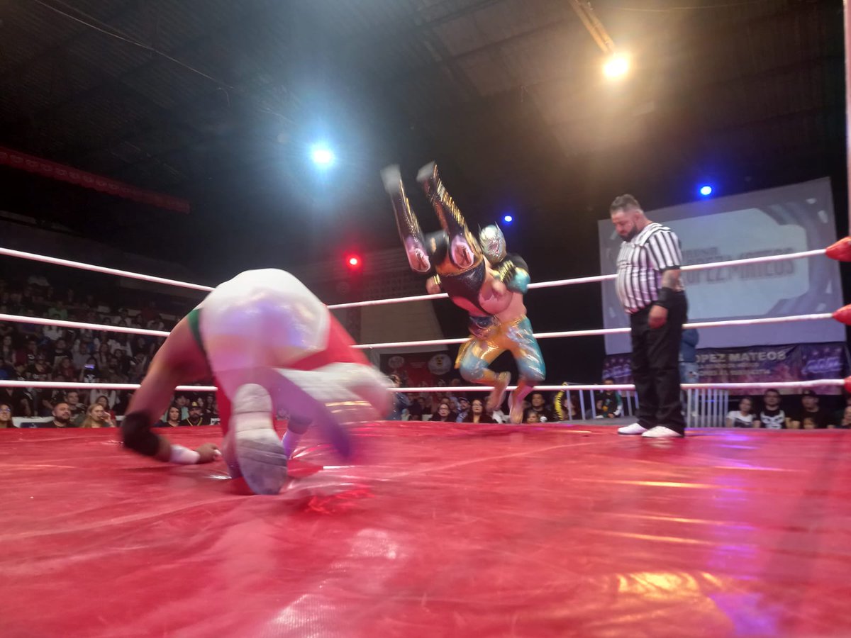 LaTijeraLucha's tweet photo. Arrancan las acciones desde la #ArenaLopezMateos,que al ritmo de 🎼esto es lucha, reconoce la labor de los 4 jóvenes luchadores y premia la batalla para abrir función de #AULL.
Saliendo con la mano en alto #Barack y #Menfis al dar cuenta de #Karma y #Orgullo..
#latijeraluchalibre https://t.co/MQkuAEN5a4