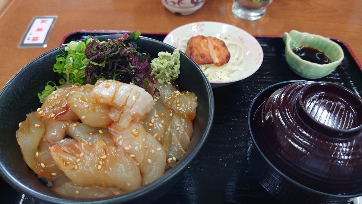 GAaACO1's tweet photo. 「いくら・ほたて丼」「ヒラメ漬け丼」どちらにするか悩んで・・・こっちにした！ https://t.co/w8OLnI2syS
