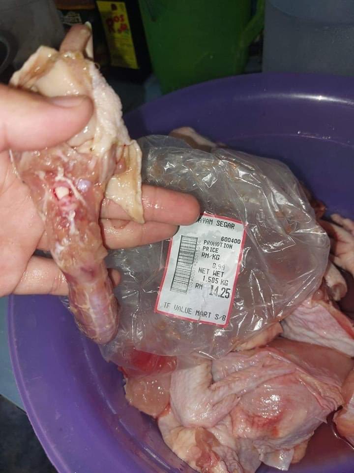 ConfessionLocal's tweet photo. Untuk pengetahuan semua, jika tebuk kepala ayam tu bermakna TIDAK HALAL! 😔 https://t.co/8J0312r6YT