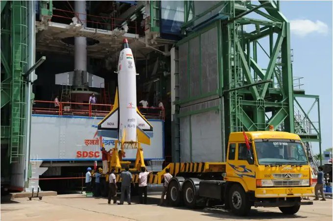 Big Day : Finally #ISRO conducted the Landing Experiment (LEx) of RLV from ATR, Chitradurga, Karnataka. Two more tests are remaining and after that we might see RLV mounted on top of GSLV MK-ll, putting sats in orbit and then returning to Earth just like Space shutttle.

#India