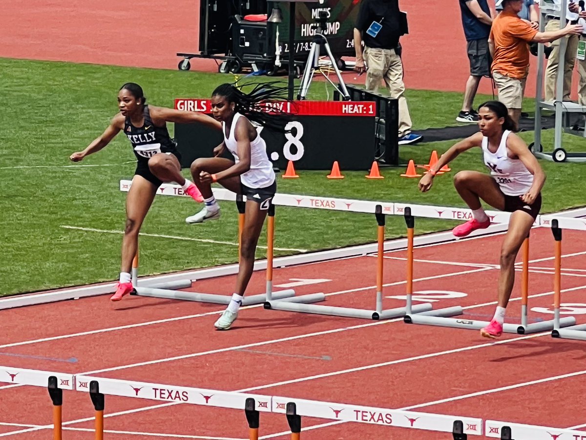 dunbar_track's tweet photo. Lady Wildcats showed up and showed out at Texas Relays ๐พ๐๐พโโ๏ธ๐พ. Ready to put in some work to get back down there for state! #IBeAWildcatWhoBeYou #SpeedCity #ThePLD @Dunbar_Wildcats @Dunbarfootball1 https://t.co/N1jjsKxD7l