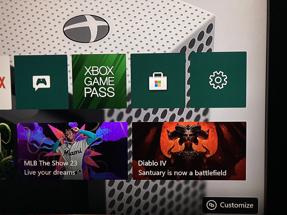Disoner86's tweet photo. Hey @Xbox @Blizzard_Ent, think you missed a letter in your “santuary” D4 ad. https://t.co/06L0qPgKSp