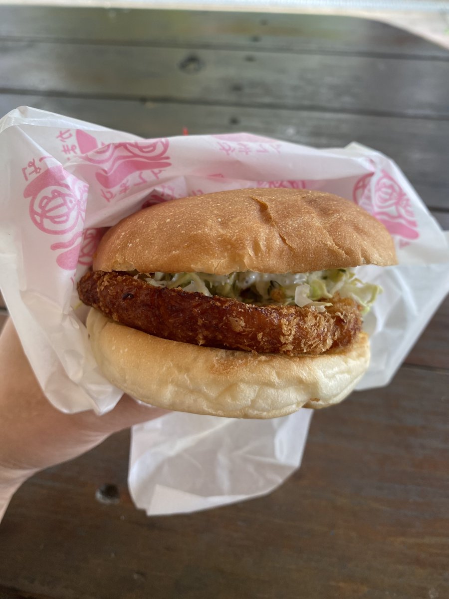 panpanda145's tweet photo. 🍔かまてんバーガー
前から食べて見たかったから幸せ
白身魚とエビ両方味わえるミックスフライ
ブロッコリーのサラダも
めちゃフライに合ってて美味しい
ペロリでした😋

📷2023/04/02

#アドベンチャーワールド
#SPRINGFES  #和歌山グルメ
#キッチンカー　#かまてん https://t.co/dHrfHZi8CM